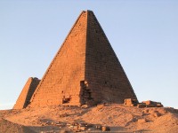 Pyramides au soleil couchant